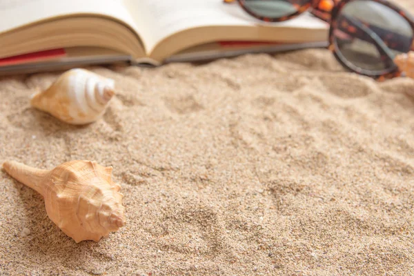 Livro Aberto Praia Areia Com Espaço Cópia — Fotografia de Stock