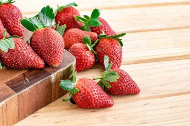 taze organik çilek ahşap masa yemeye hazır aldı.