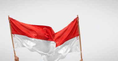 Arka plan üzerinde sallayarak iki bayrak ile Endonezya bağımsızlık günü.