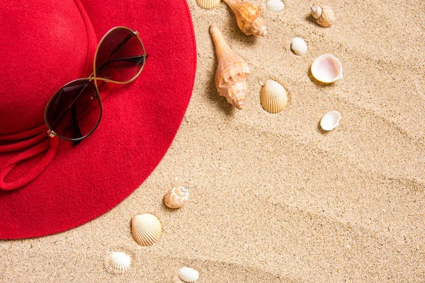 Chapéu Vermelho Praia Areia Com Óculos Sol Conchas Espaço Cópia — Fotografia de Stock