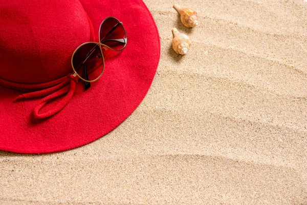 Chapéu Vermelho Praia Areia Com Óculos Sol Conchas Espaço Cópia — Fotografia de Stock