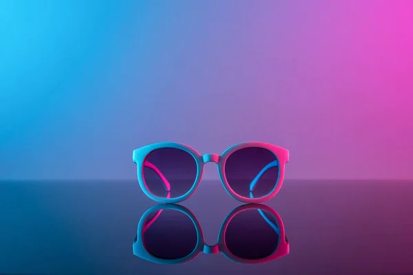 Elegantes Gafas Sol Tomadas Con Iluminación Abstracta Color Rosa Azul —  Fotos de Stock