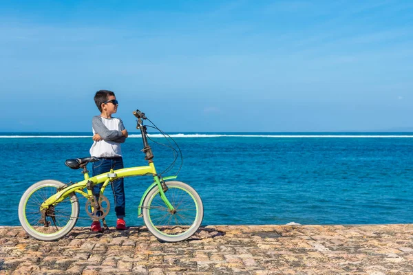 Young Boy Standing Bicycle Pathway Beach — Stock Photo, Image