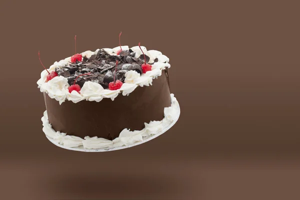 Torta Cioccolato Con Panna Ciliegie Galleggianti Sopra Sfondo Marrone Con — Foto Stock