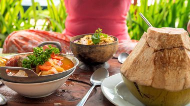 Istakoz çorbası, smothie kase ve Hindistan cevizi ile Güney Doğu Asya tarzı yemek.