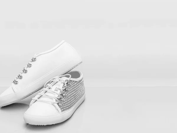 Zapatos Elegantes Tachonados Blancos Las Mujeres Con Fondo Liso Para —  Fotos de Stock