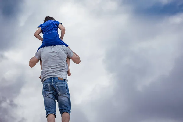 Papai Com Sua Filha Seus Ombros Céus Nublados Fundo — Fotografia de Stock
