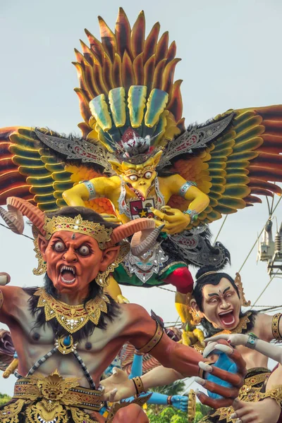 2016年3月8日 印度尼西亚巴厘岛 当地知名的奥戈奥霍雕像在 Nympi 沉默的一天 前夕在街头游行 — 图库照片