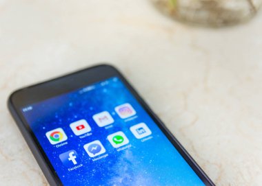 ekranda iyi bilinen sosyal medya uygulamaları ile cep telefonu yakın,