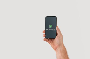 Popüler online metin / arama applica ile el tutma akıllı telefon
