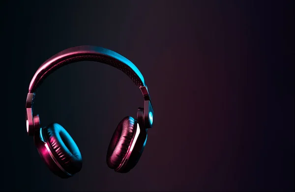 Auriculares con iluminación de color rosa y azul, realismo futurista —  Fotos de Stock