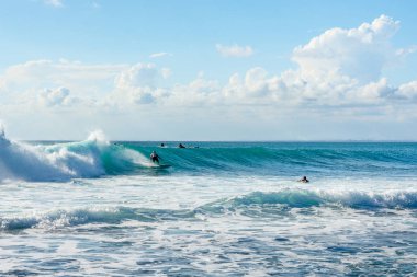5 Mayıs 2019 : Balangan Beach, Bali, Endonezya - Erkek sürme dalga o