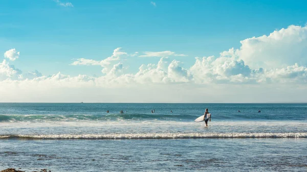 5 Mayıs 2019 : Balangan Beach, Bali, Endonezya - adam onun taşıyan 