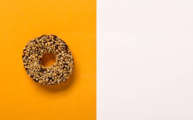 Bölünmüş renkli sarı ve beyaz arka planlı halka, yukarı 