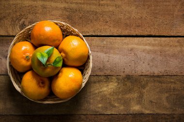 Rustik ahşap masa üzerinde taze seçilmiş organik manderin -üretmek ve sağlıklı yaşam tarzı kavramı görüntü