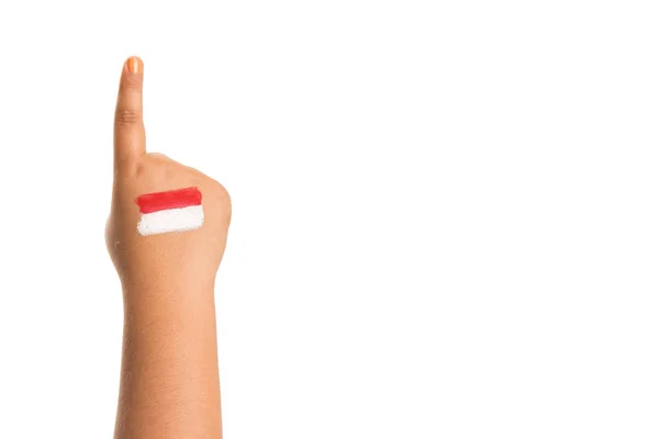 Mädchenhand zeigt nur einen Finger nach oben "Nummer 1" mit der indonesischen Flagge auf ihrer Hand — Stockfoto