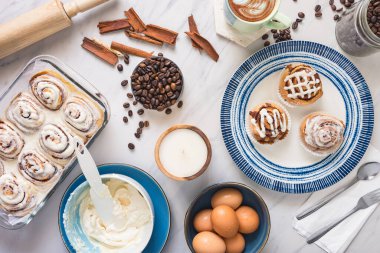 Tarçınlı çörek, mutfak masasında yeni pişmiş fırın ve ev yapımı konsept resim..