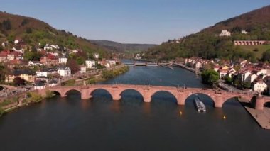 Heidelberg kentinde Neckar nehri üzerinde quadcopter üzerinde güzel uçuş. Eski yaya köprüsünün manzarası. Almanya.