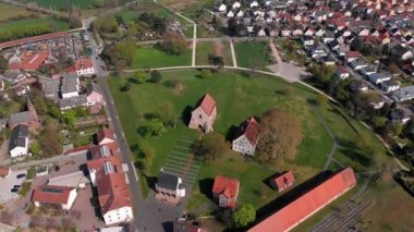 Lorsch kentinde manastır üzerinde quadcopter üzerinde güzel uçuş. Lorsch Manastırı'nın bahar manzarası. Almanya.