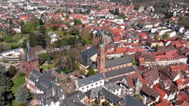 Weinheim'ın merkezinde bir quadcopter üzerinde güzel bir uçuş. Evlerin ve kalelerin manzarası. Almanya.