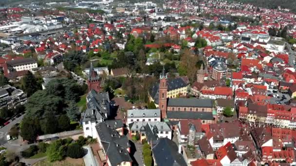 ヴァインハイム中心部のクワッドコプターでの美しい飛行 家や城の眺め ドイツ — ストック動画