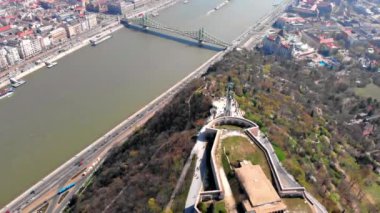 Gellert Dağı 'ndaki kalede günün en güzel manzarası. Budapeşte ve Tuna 'nın en iyi manzarası. Macaristan.