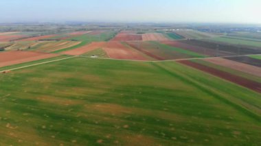 Avusturya 'da güzel yeşil bir tarlanın üzerinde sabah uçuşu.