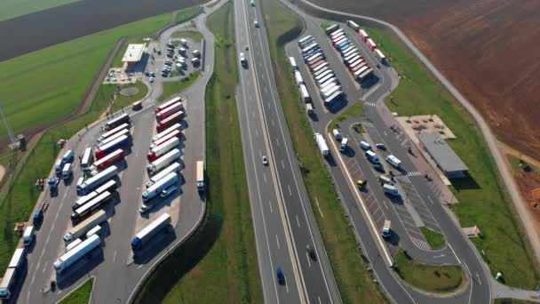 Widok Góry Parking Samochodów Ciężarowych Stacji Benzynowej Trasy Której Samochody — Wideo stockowe