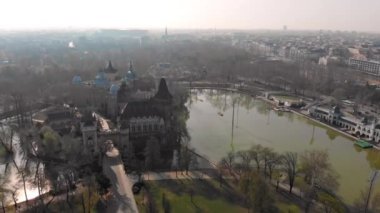 Budapeşte'de Vajdahunyad kalesi yukarıdan sabah görünümü. Macaristan.