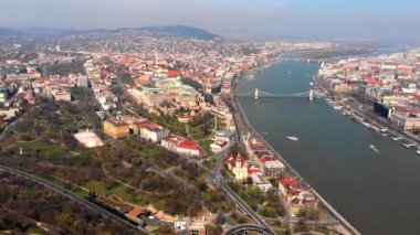 Budapeşte 'de güzel bir sabah uçuşu. Habsburgs Kraliyet Sarayı, Tuna ve Szecheny Zincir Köprüsü üst görünümü. Macaristan.