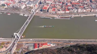 Budapeşte üzerinde güzel bir sabah uçuşu. Erzhebet ve Tuna köprüsünün en iyi manzarası. Macaristan.