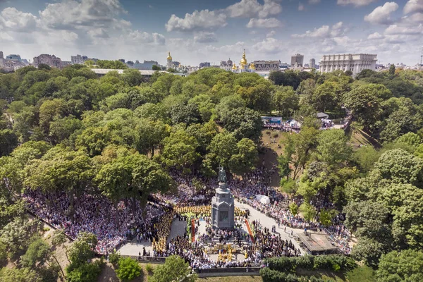 Kiev, Ukrayna - 27 Temmuz 2019: Anıtın yanında dua hizmeti 