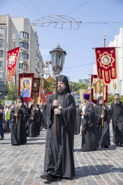Kiev, Ukrayna - 27 Temmuz 2019: Siyah Ortodoks rahipler Rus vaftiz gününde alayı başında gitmek.