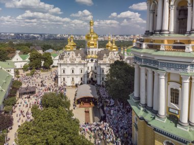 Kiev, Ukrayna - 27 Temmuz 2019: Kiev-Pechersk Lavra'da Rus, Ukrayna, Rusya vaftiz bayramında Ortodoks Hıristiyanların dini alayı.