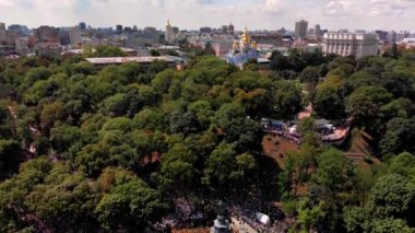 Kiev, Ukrayna - 27 Temmuz 2019: Kiev-Pechersk Lavra geçit töreni başlamadan önce Ukrayna Ortodoks Kilisesi cemaatinin Büyük Vladimir anıtıyakınında dua hizmeti. Ukrayna Vaftiz Günü, Rusya.