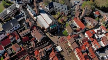 Weinheim merkezinde kale ve park üzerinde güzel uçuş. Almanya.