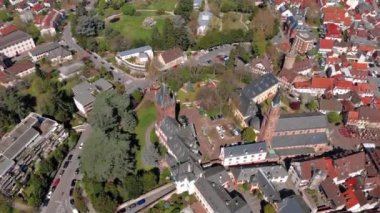 Weinheim merkezinde kale ve park üzerinde güzel uçuş. Almanya.