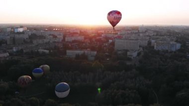 Güzel balonlar uçar ormanın, parkın, şehrin üzerinde.