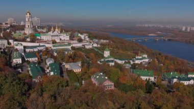 Güzel, Kiev Pechersk Lavra üzerinden sabah uçuşu. Kiev 'de sonbahar. Sarı, kırmızı ağaçlar.