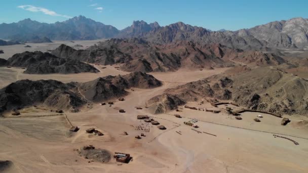 Top Uitzicht Sahara Woestijn Woestijn Bergen Houten Bedoeïenenhuizen Zand Toeristen — Stockvideo