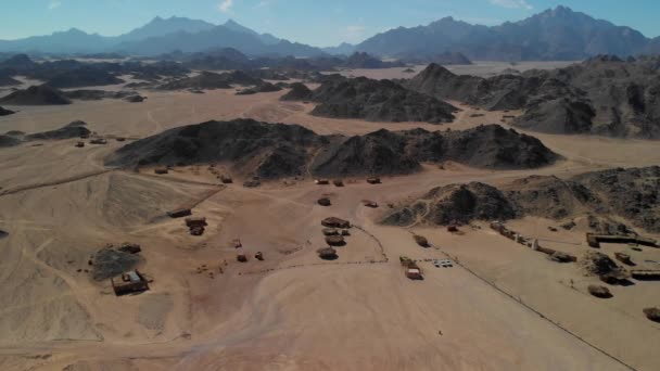 Top Uitzicht Sahara Woestijn Woestijn Bergen Houten Bedoeïenenhuizen Zand Toeristen — Stockvideo