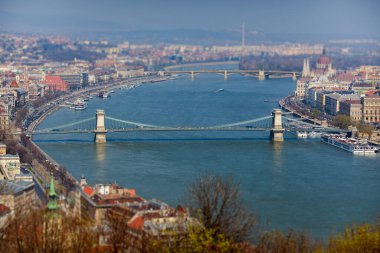Budapeşte 'deki Tuna manzarası. Zincir Köprüsü, Parlamento. Öğleden sonra manzaraya bak. Macaristan.
