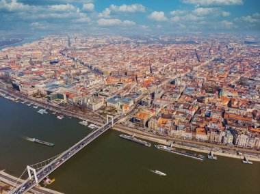 Budapeşte 'nin güzel sabah manzarası. Erzhebet ve Tuna Köprüsü 'nün üst manzarası. Macaristan.