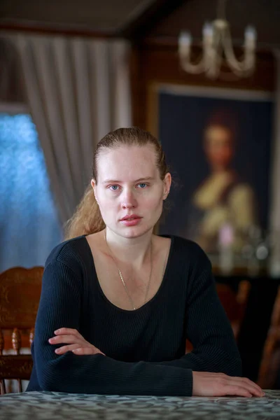 Egy Gyönyörű Portréja Aki Asztalnál Egy Fekete Pulcsis Kék Szemű — Stock Fotó