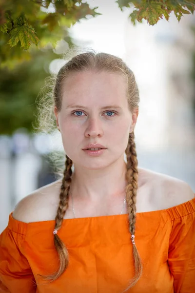 Egy Gyönyörű Portréja Városban Lány Narancssárga Blúzt Visel Nőnek Két — Stock Fotó