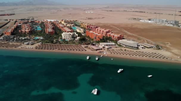 Bella Spiaggia Sabbiosa Azzurro Mare Trasparente Gente Bagna Nel Mar — Video Stock