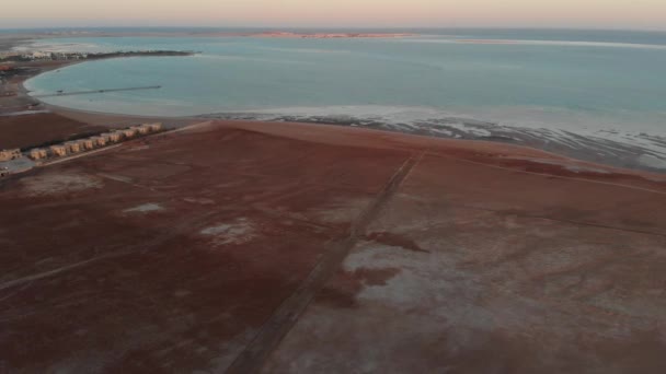 Quadrocopterflug Über Dem Roten Meer Sand Wüste Hotel Und Meer — Stockvideo