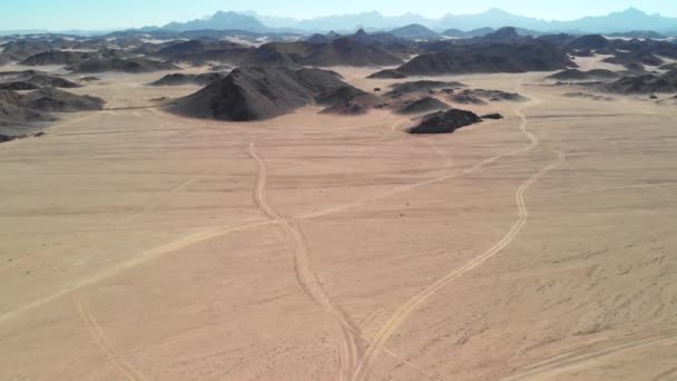 サハラ砂漠 砂漠の山々の一番上のビュー — ストック動画