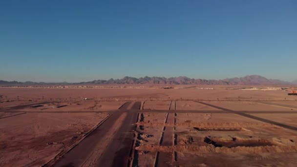 Lot Nad Pustynią Egipcie Samochody Odjeżdżają Daleko Budynek Jest Budowany — Wideo stockowe