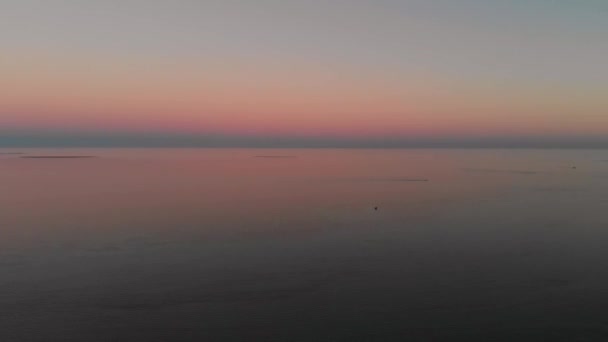 Voo Quadrocopter Pôr Sol Pôr Sol Rosa Mar Barcos Solitários — Vídeo de Stock